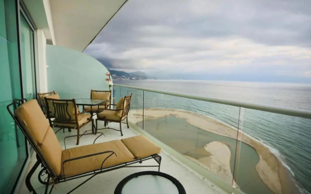 Beachfront Peninsula Puerto Vallarta