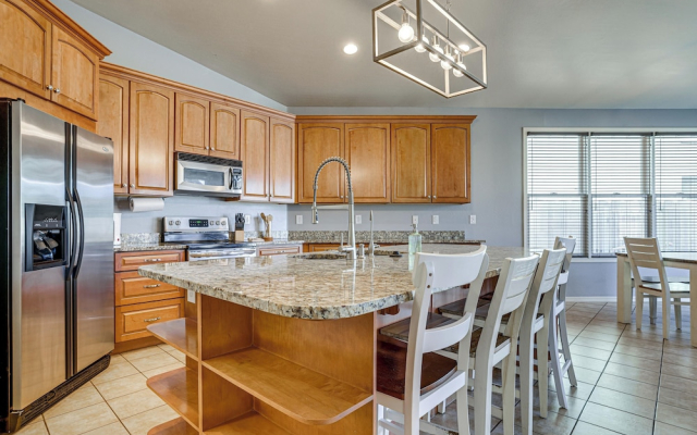 Poolside Oasis: Group-friendly Getaway in Phoenix!