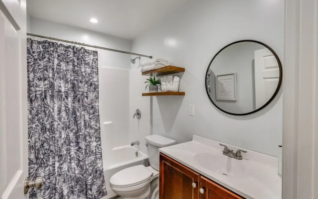Sleek San Fernando Studio ~ 14 Mi to Universal