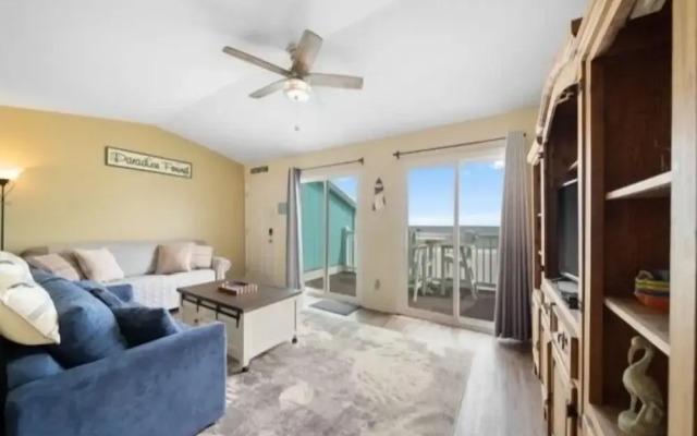 Captain's Quarter 2 Bedroom Condo by Redawning