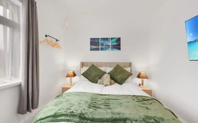 3 Bedroom House With Free Parking
