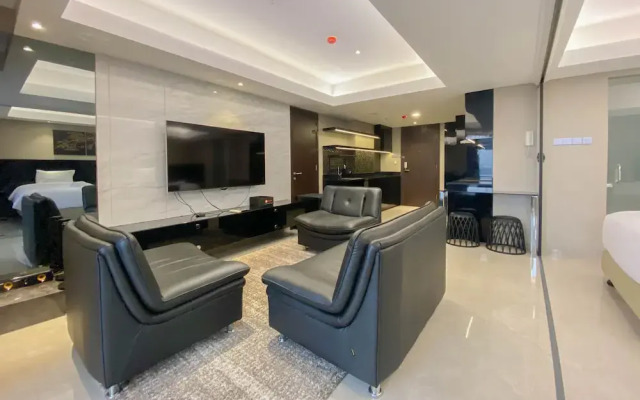 Spacious Combined Studio Apartment At Warhol (W/R) Residence