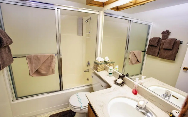 Stellers Jay Lake View  2 Bedroom Condo by RedAwning