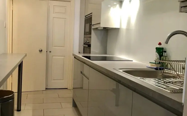 Victoria Station Apartment