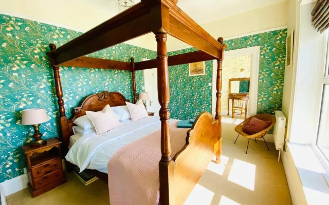 Clarendon View, Historic Apartment with Sea Views