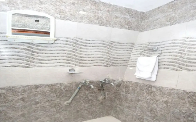 OYO 10407 Home Modern 3BHK Sanjauli Market