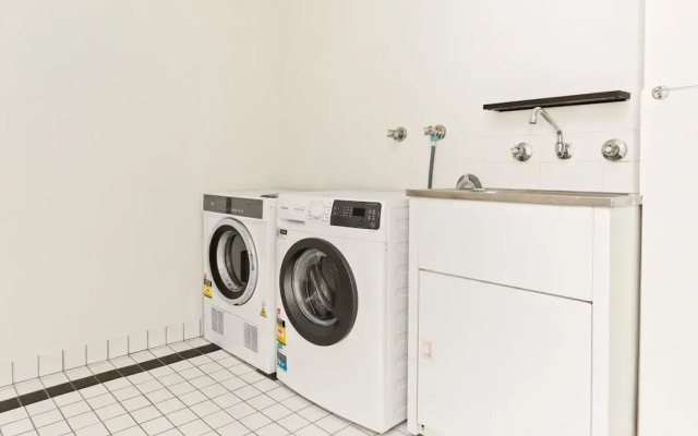 Pristine 2-bed Near Marrickville Village