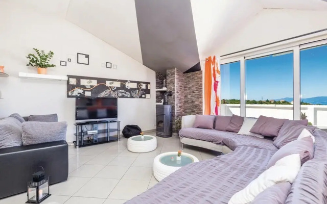 Stunning Home in Cavle With Wifi and 3 Bedrooms