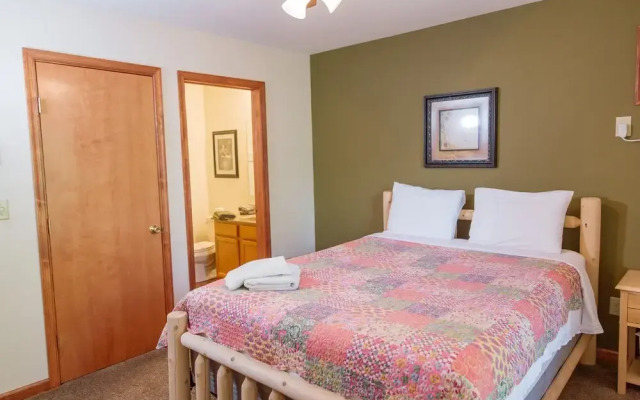 Boulder Field Lodge ~ HOT TUB ~ Free Linens
