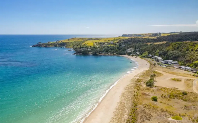 Tapuaetahi Beachfront Studio - Downstairs Self-Contained Holiday Unit