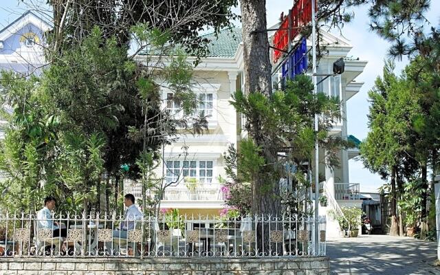 Отель Nguyen Hung Hotel Вьетнам, Далат - отзывы, цены и фото номеров - забронировать отель Nguyen Hung Hotel онлайн вид на фасад
