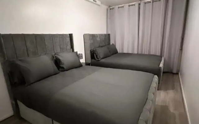 New! Xtra Large 4 Bedroom Up to 14 Guests