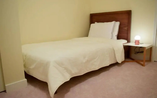 Cosy 2 Bedroom Lower-level Suite