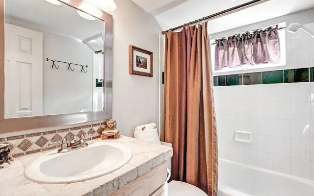 Chic & Cozy Breck Condo: Ski-in/ski-out at Peak 8!