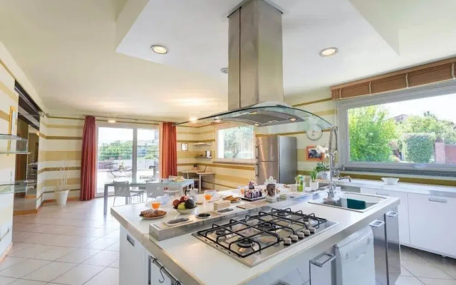 Villa Near Milan With Swimming Pool