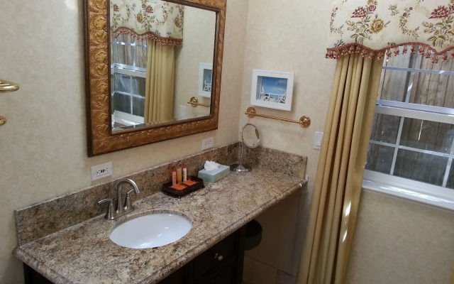 Vendange Carmel Inn & Suites