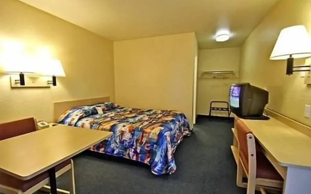 Hilltop Inn & Suites