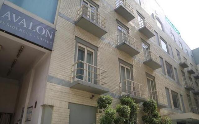 Отель Avalon Courtyard Residence Suites вид на фасад
