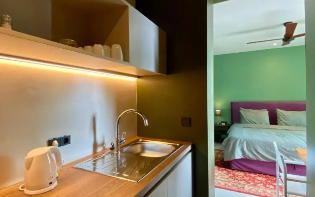 FinIQ Boutiq Studios + Apartment
