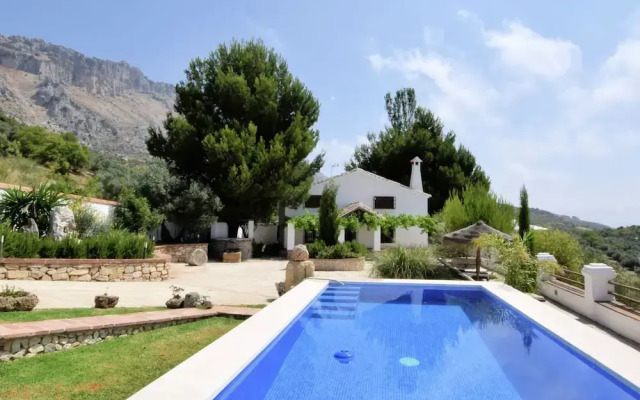 Tranquil Mountain Hideaway