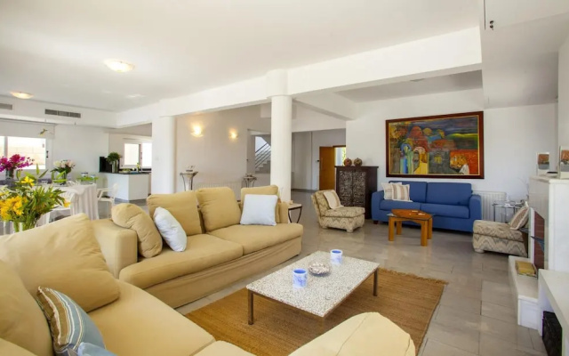 Sunset Beachfront Villa Meneou
