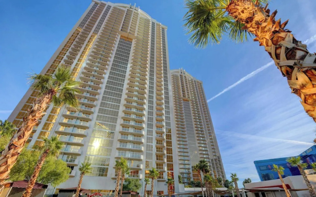 Stunning 1BR Strip Views w Balcony 17701