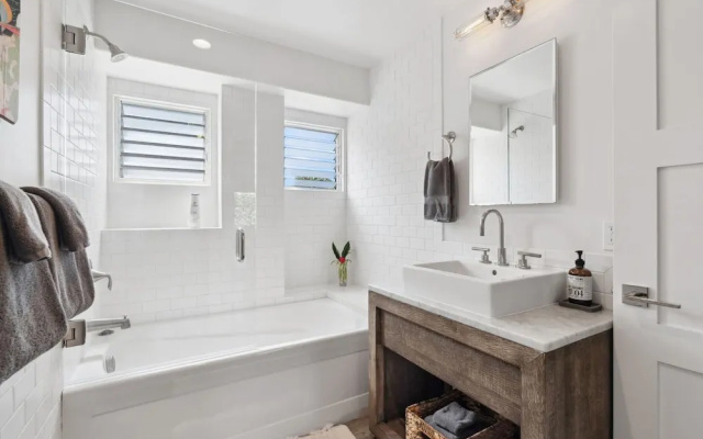 Hale Hanalei 5 Bedroom Home by RedAwning