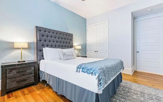 Stunning 4 BR Condo + Pool - Near St. Charles