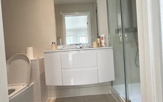 Family Friendly - Sleeps12 - Free Parking - Garden