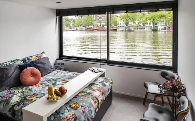 WM Picturesque Modern Houseboat (Nova Cura) - RNU 64028