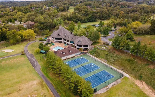 The Lodge on the Creek Branson West Cabin w/ Beautiful Views