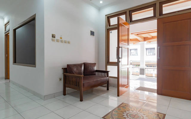 RedDoorz Plus Near Universitas Maranatha Bandung 2