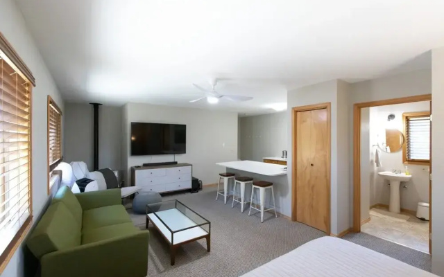The Oaks Home features Private Disc Golf Course by RedAwning