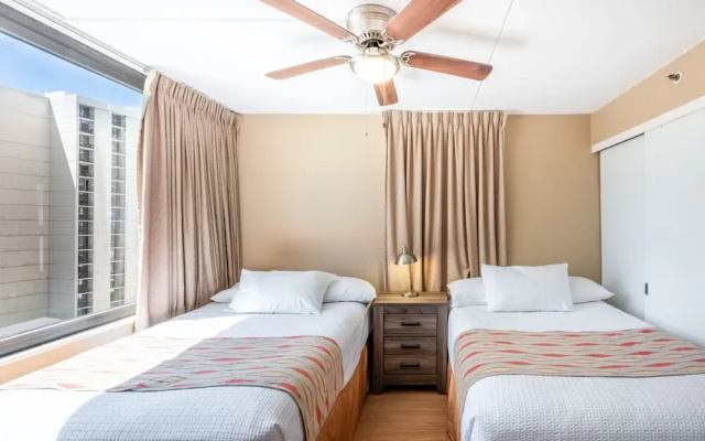 Spacious 14th Floor Corner Suite, Partial Diamond Head and Ocean Views, FREE Parking!