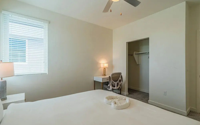 The Lotus Serene Stay with Pool-Gym-EV