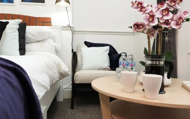 Cardiff Guesthouse & On-Street Parking
