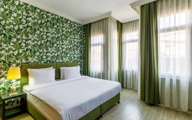 Senior Pera Suites