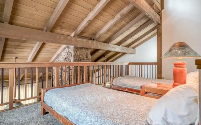 Inviting Hot Tub and Spacious Deck - Charming Sunriver Retreat