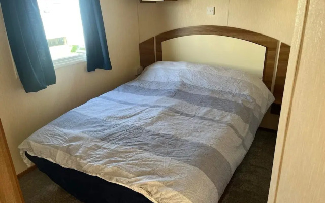 Caravan - Sleeps 8 - Pets Ok - Parking - Decking