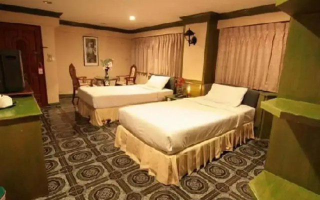 13 Coins Ngamwongwan Hotel