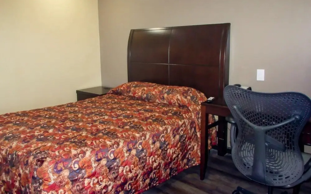 Econo Lodge Inn & Suites