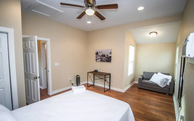 Douglas Way Remodeled House Near Downtown 1BA/1BA