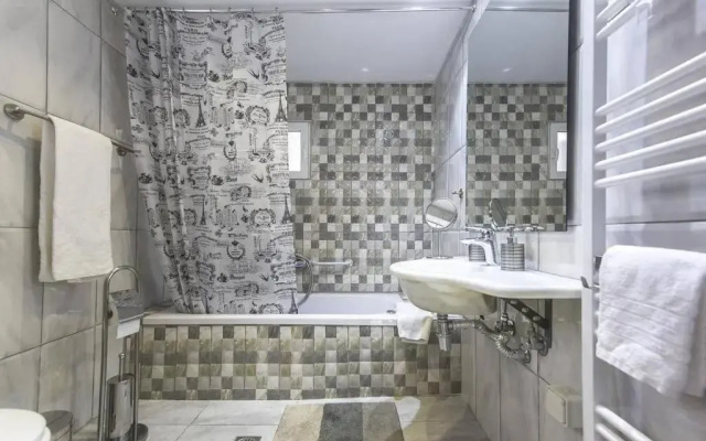 Modern fully-equipped house, 5 min walk from metro