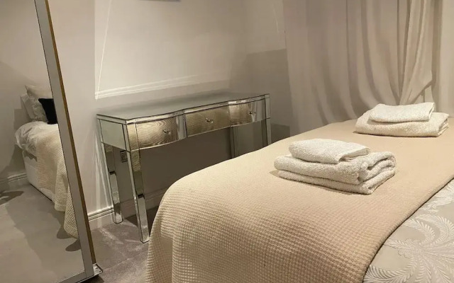 Cosy 2 Bedroom Royal Docks Apartment