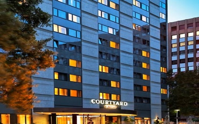 Отель Courtyard by Marriott Düsseldorf Seestern вид на фасад