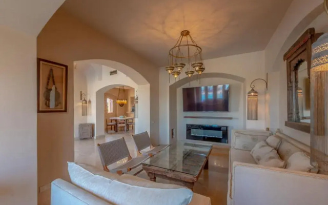 Chic 3BR Villa West Golf with Pool, Lagoon View & Guest House