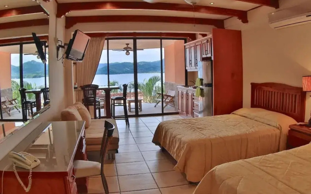 Oceanview Studio Apartment w/ Community Pool & Views of Flamingo Marina