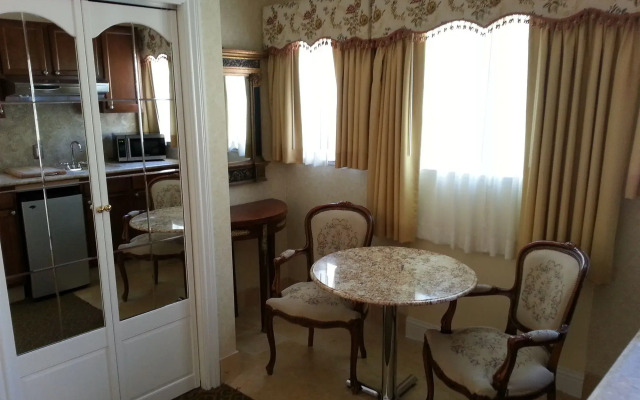 Vendange Carmel Inn & Suites