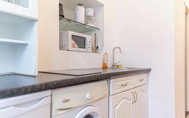 Bright 1BR Apt Perfect for Long Stays
