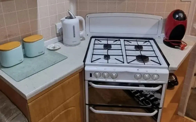 Caravan - Sleeps 6 - Pets Ok - Parking